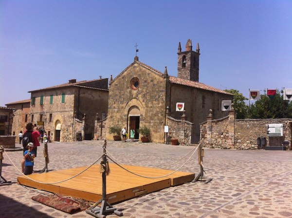 monteriggioni  main square
