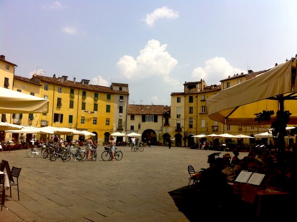 one day in Lucca feature image: piazza dell'anfiteatro