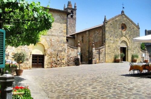 Monteriggioni Tuscany main square