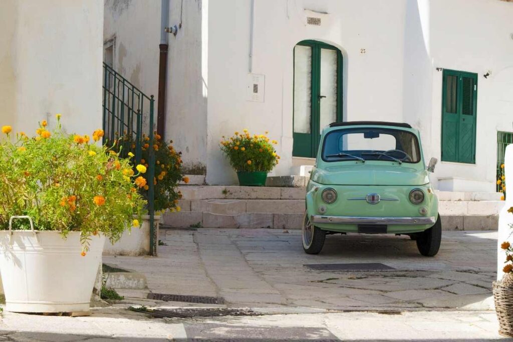 green fiat 500 in italy