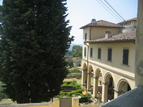 Main Building and garden of Fattoria di Maiano, family frendly agriturismo in Tuscany
