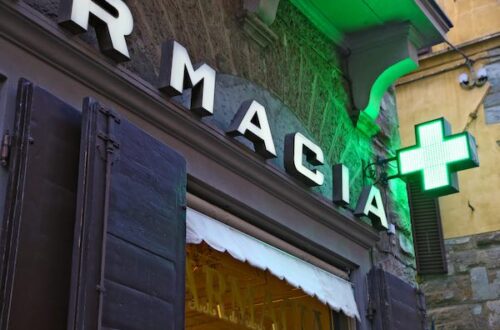 Italian pharmacy sign in green saying Farmacia