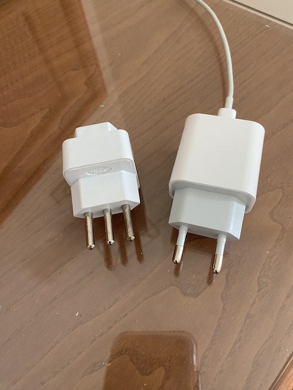 Two types of Italian electrical plugs: two and three prongs